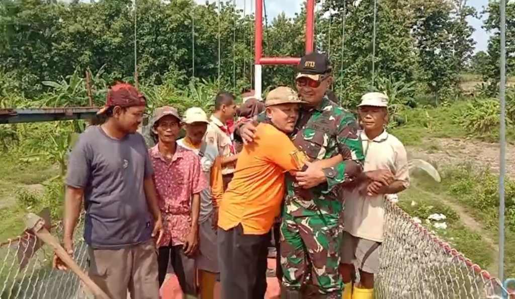 Inilah Pelukan Erat Warga Wadas Gumantung Diatas Jembatan Gantung Merah Putih